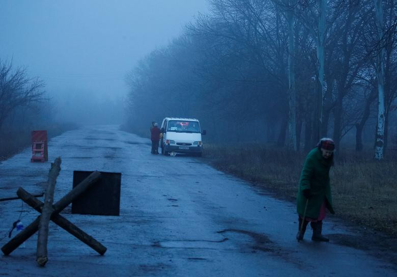 Thậm chí tại đây, công cuộc thương mại kinh tế cũng chỉ có thể diễn ra trên những của hàng ô tô, khi những khu vực này đều trở thành chiến tuyến, ví dụ như khu vực Travneve. Nguồn ảnh: Reuters.