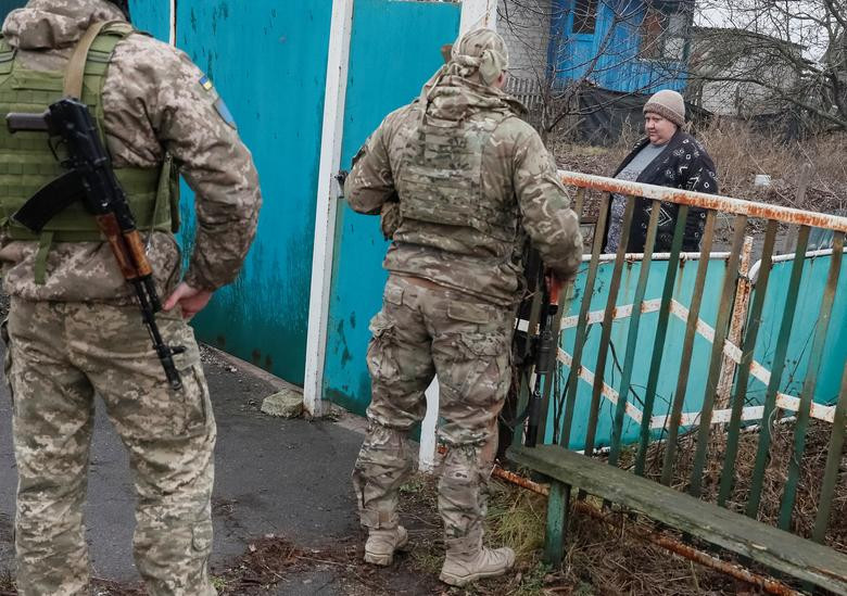 Ngoài việc tuần tra cảnh giác cao độ, họ cũng có cho mình trọng trách rất quan trọng, chính là phải ổn định tinh thần cho những người dân trong khu vực, và đảm bảo an toàn tối đa cho họ. Nguồn ảnh: Reuters.