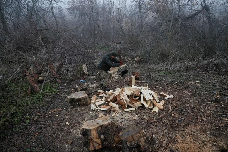 Với tình hình tất cả biến thành đống đổ nát tang hoang, các binh sĩ và người dân tại đây thậm chí còn hầu như không có điện hay những gì cần thiết nhất, ví dụ để sưởi ấm hay nấu ăn họ còn phải đi nhặt củi để nhóm lửa. Nguồn ảnh: Reuters.