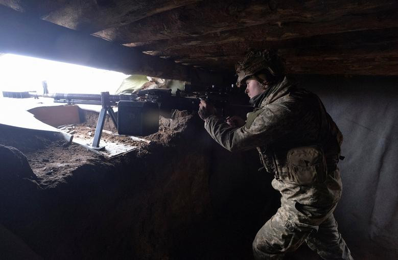 Các binh sĩ vẫn ngày đêm đề cao cảnh giác, họ vẫn giữ vững vị trí, nhất là những nơi mang tính tối trọng như tại chiến tuyến gần thị trấn New York (Novhorodske) tại vùng Donetsk này. Nguồn ảnh: Reuters.