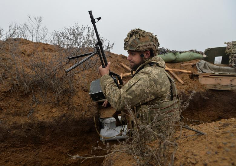 Vũ khí luôn được lên đạn, tâm trí luôn tỉnh táo, đó chính là những gì chúng ta có thể thấy được ở các binh sĩ phục vụ Chính phủ Ukraine tại khu vực chiến tuyến quan trọng này. Nguồn ảnh: Reuters.