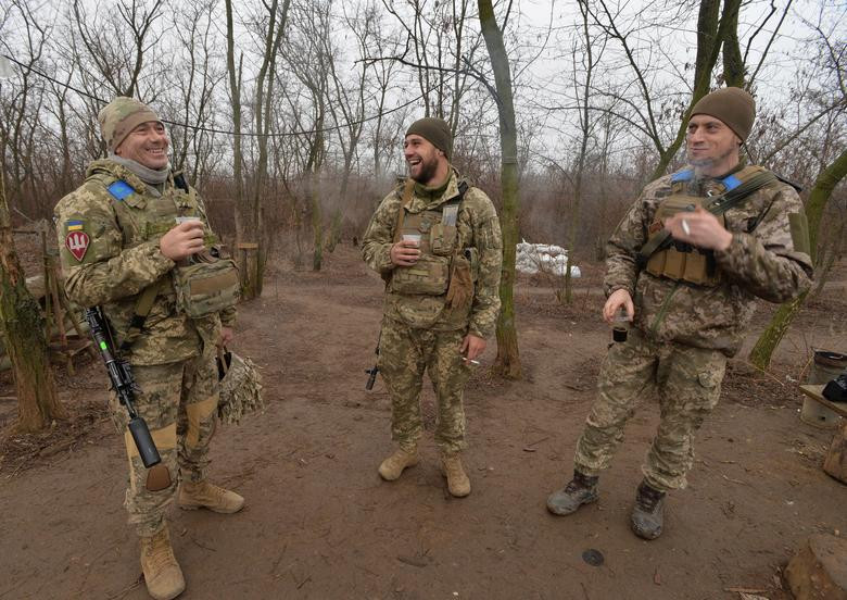 Tuy chiến tranh là vậy, nhưng dường như đã diễn ra quá lâu, các binh sĩ tại đây đã quen dần, họ vẫn có cho mình những phút giây vui vẻ bên tách cà phê nơi tiền tuyến. Nguồn ảnh: Reuters.
