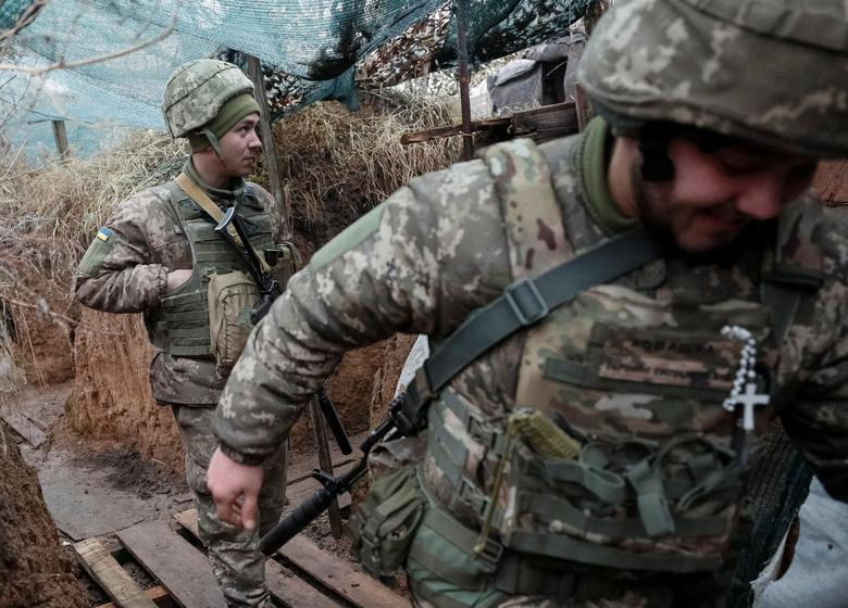 Hầu như người lính nào tại đây cũng có gia đình riêng, không thì cũng có những người thân ở nhà chờ họ quay về, và họ vẫn luôn “nguy hiểm” với khả năng bỏ mạng trong chiến tranh là không thể tránh khỏi. Nguồn ảnh: Reuters.