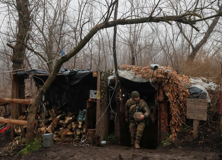 Những hầm trú ẩn dựng vội như những chiếc “lều tạm” vẫn được dựng lên ngày một nhiều, đảm bảo lực lượng được phân bổ với bán kính bao quát rộng, dù là phải ở lại những nơi ẩm thấp đầy “lồi lõm”. Nguồn ảnh: Reuters.