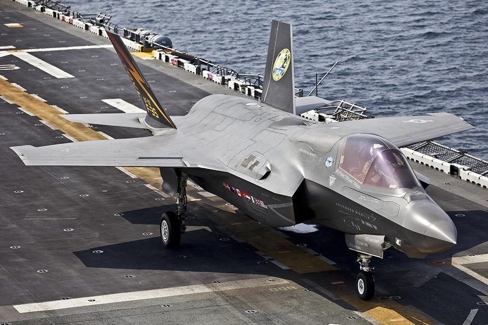 Các máy bay chiến đấu tàng hình F-35 này được thiết kế với chiều dài thân đạt 15.37m, sải cánh chúng rộng 10.6m, còn chiều cao đạt 4.33m, một kích thước được đánh giá là tương đối “đồ sộ”. Nguồn ảnh: dvidshub.net.