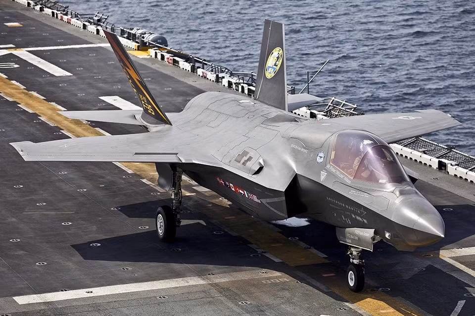 Các máy bay chiến đấu tàng hình F-35 này được thiết kế với chiều dài thân đạt 15.37m, sải cánh chúng rộng 10.6m, còn chiều cao đạt 4.33m, một kích thước được đánh giá là tương đối “đồ sộ”. Nguồn ảnh: dvidshub.net.