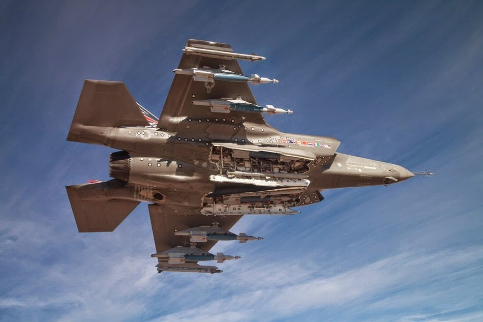 Với tải trọng dành cho vũ trang lớn như vậy, chúng có thể mang đa dạng các loại tên lửa mạnh mẽ như các AIM-120 AMRAAM hay AIM-9X Sidewinder, ngoài ra còn có các loại bom thông minh được trang bị, và còn có cả các tên lửa chống tăng Brimstone xuất hiện trên các F-35 này của Mỹ. Nguồn ảnh: errymath.blogspot.com.