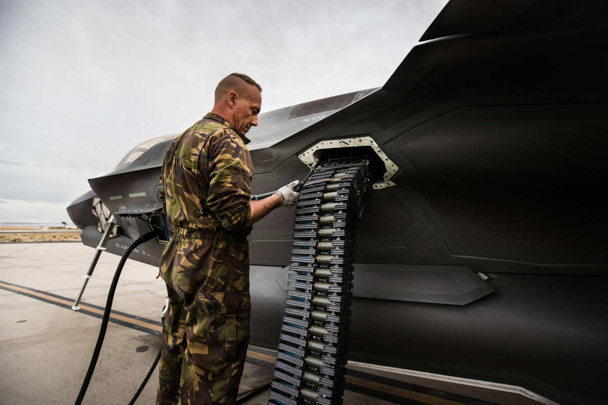 Ngoài ra, các phiên bản của mẫu tiêm kích tàng hình F-35 Lightning II này đều được trang bị thêm các pháo hàng không GAU-12/U cỡ nòng 25mm nhằm hỗ trợ tác chiến và tác chiến tầm gần tối ưu, tuỳ mỗi phiên bản sẽ có số lượng đạn khác nhau, đạt tối đa là 220 quả đạn pháo. Nguồn ảnh: strategic-bureau.com.