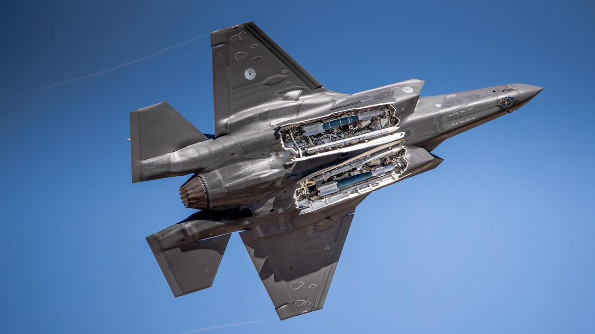 Với 1 người trong kíp lái của mình, chúng có khả năng chịu tải khá tốt, có thể đạt tới trên 27 tấn tải tối đa khi cất cánh, trong đó, có tới hơn 8 tấn vũ khí được trang bị trên các F-35 này, bao gồm bom, tên lửa hoặc các loại vũ khí khác. Nguồn ảnh: QQ.