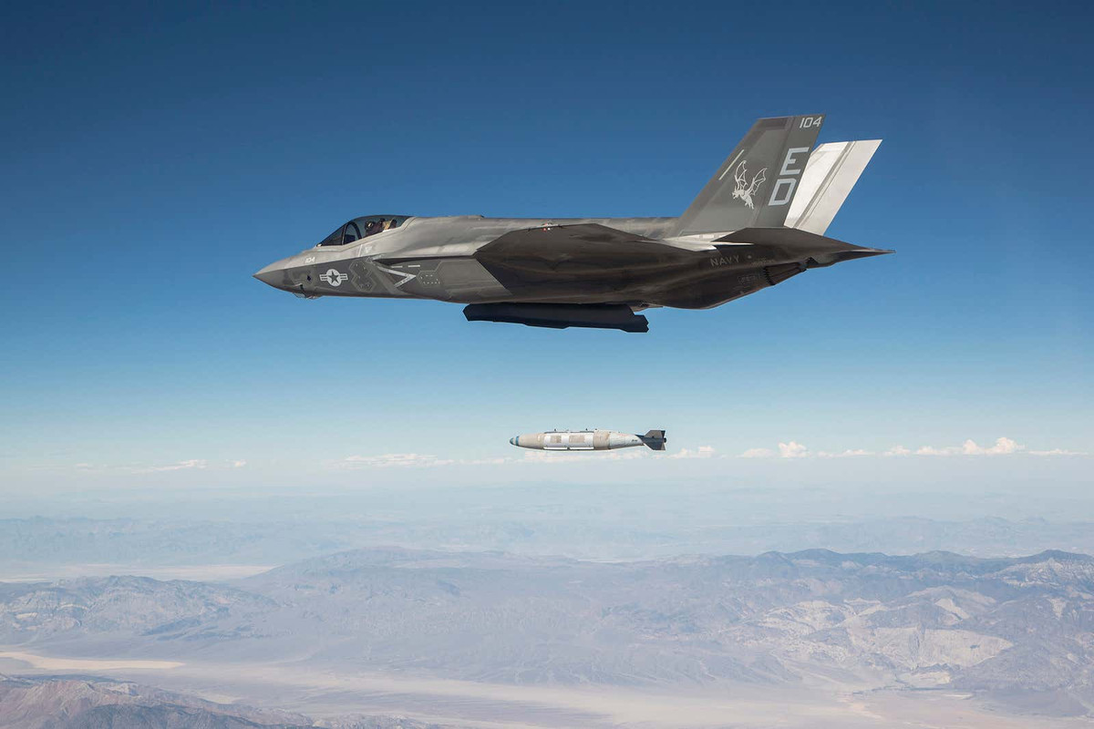 Thậm chí, khi các chiến đấu cơ tàng hình F-35 này chấp nhận “đánh đổi” khả năng tàng hình của mình khiến chúng dễ bị phát hiện hơn, chúng còn có thể tăng cường thêm một số lượng vũ khí đáng kể theo mình, có thể bao gồm cả tên lửa hành trình JASSM. Nguồn ảnh: The Drive.