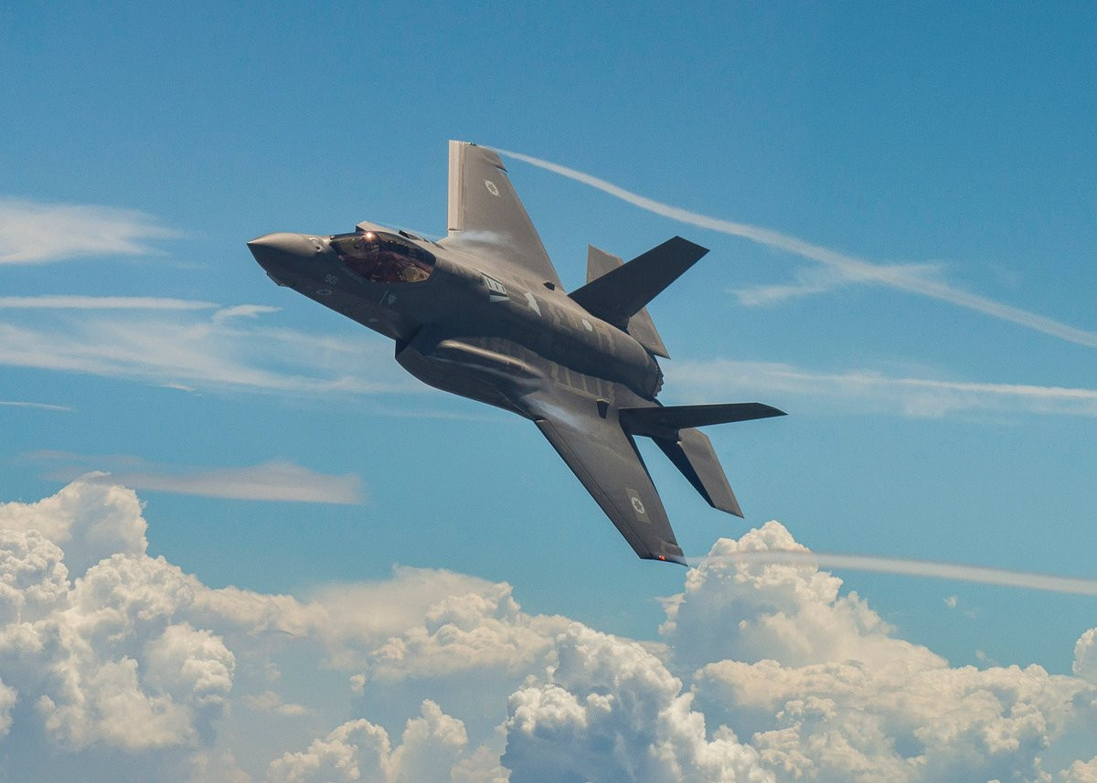 Với bộ động cơ mạnh mẽ của mình, các chiến đấu cơ F-35 mang khả năng hoạt động bền bỉ ở tầm bay đạt tới 2.200km, bán kính chiến đấu của chúng đạt 1.100km, và chúng còn sở hữu một trần bay khá cao, tuy nhiên chưa được công bố một cách chính thức. Nguồn ảnh: QQ.