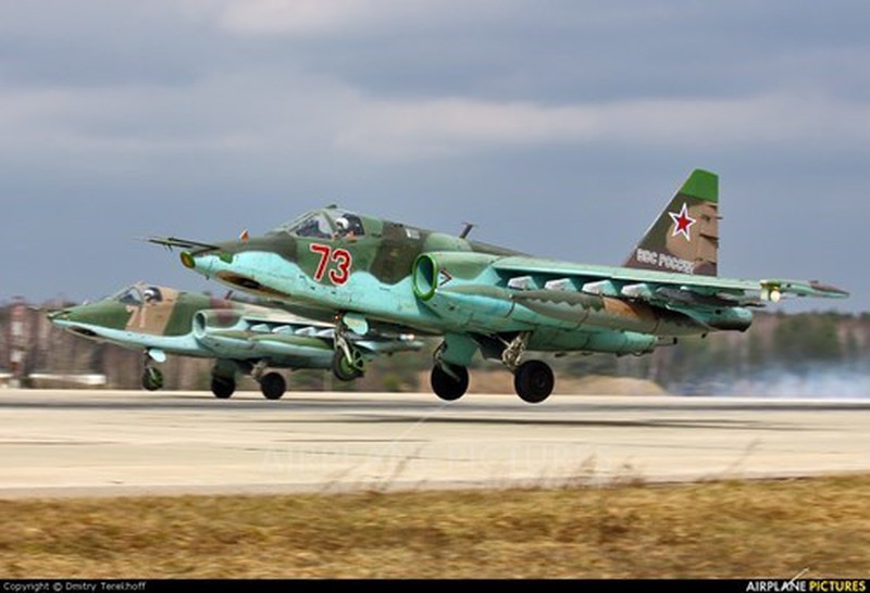 Su-25 được thiết kế với kích thước chiều dài thân là 15.53m, sải cánh rộng 14.36m và chiều cao là 4.8m. Su-25 có tải trọng cất cánh tối đa tương đối lớn, đạt 17,6 tấn và mang theo 1-2 người trong kíp lái tuỳ phiên bản.