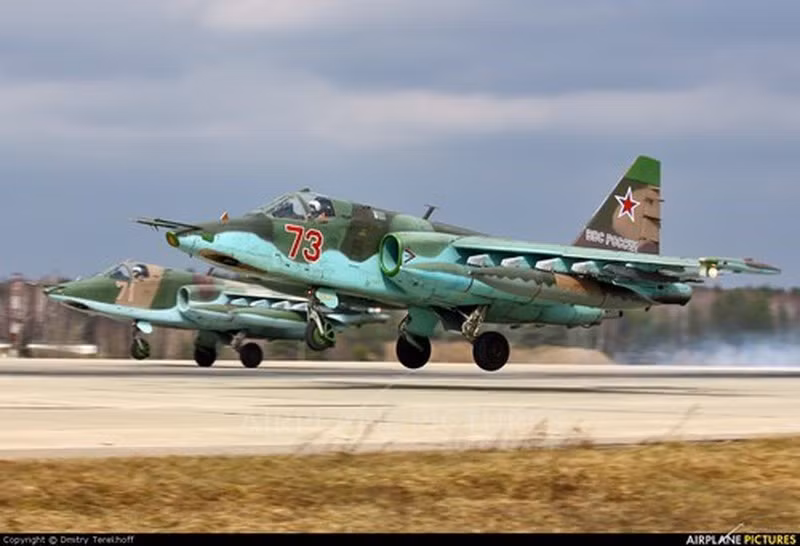 Su-25 được thiết kế với kích thước chiều dài thân là 15.53m, sải cánh rộng 14.36m và chiều cao là 4.8m. Su-25 có tải trọng cất cánh tối đa tương đối lớn, đạt 17,6 tấn và mang theo 1-2 người trong kíp lái tuỳ phiên bản.