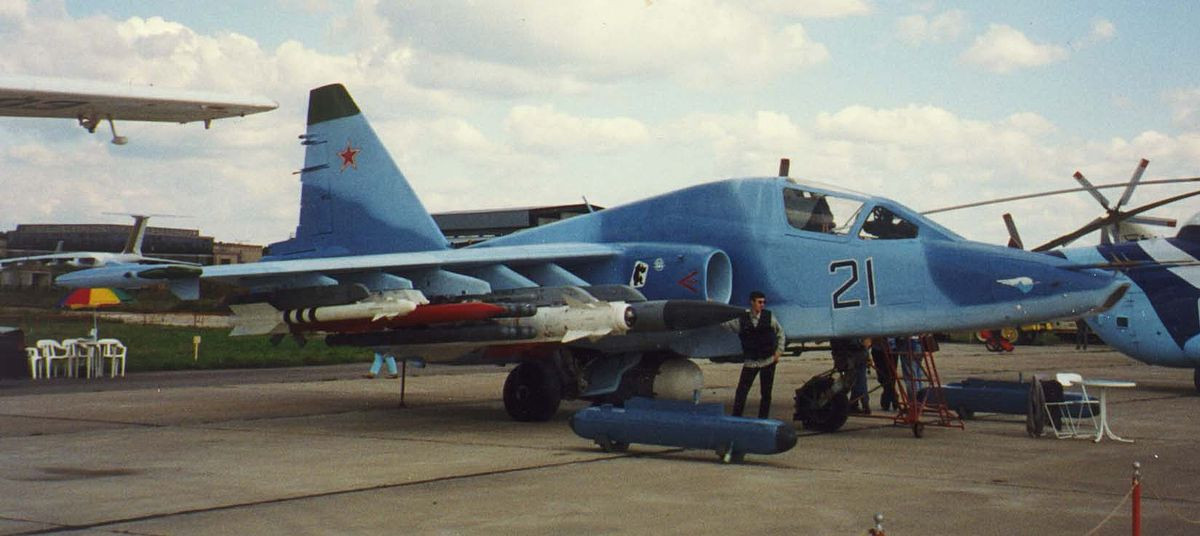 Sukhoi Su-25 đã được phát triển bởi Sukhoi từ những năm 1960 như một thành quả nghiên cứu, đến nay, máy bay cường kích này vẫn được Nga tin dùng và phục vụ trong biên chế của Không quân Nga dù đã trải qua gần 50 năm chinh chiến. 