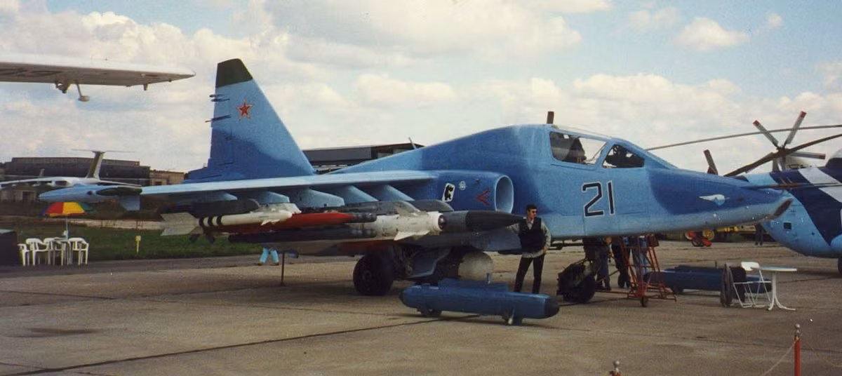 Sukhoi Su-25 đã được phát triển bởi Sukhoi từ những năm 1960 như một thành quả nghiên cứu, đến nay, máy bay cường kích này vẫn được Nga tin dùng và phục vụ trong biên chế của Không quân Nga dù đã trải qua gần 50 năm chinh chiến. 