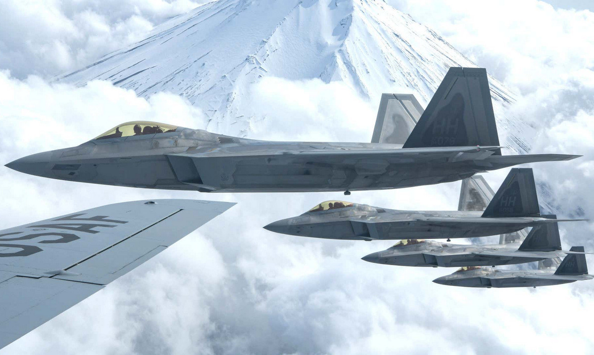 Mặc dù chiếm nhiều ưu thế về kỹ thuật, ưu thế trong chiến đấu một cách rõ ràng khi F-22 là máy bay chiến đấu thế hệ thứ 5 của Mỹ. Thế nhưng, các máy bay này đã hoàn toàn không thể làm gì trước bộ đôi cường kích “già” của Nga đã được phát triển từ gần 50 năm trước.