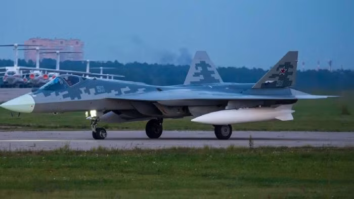 Có sự xuất hiện của đầy đủ các loại tên lửa không đối không, tên lửa không đối đất, tên lửa không đối hải, và cả đa dạng các loại bom hiện đại, uy lực lớn trên chiến đấu cơ này.