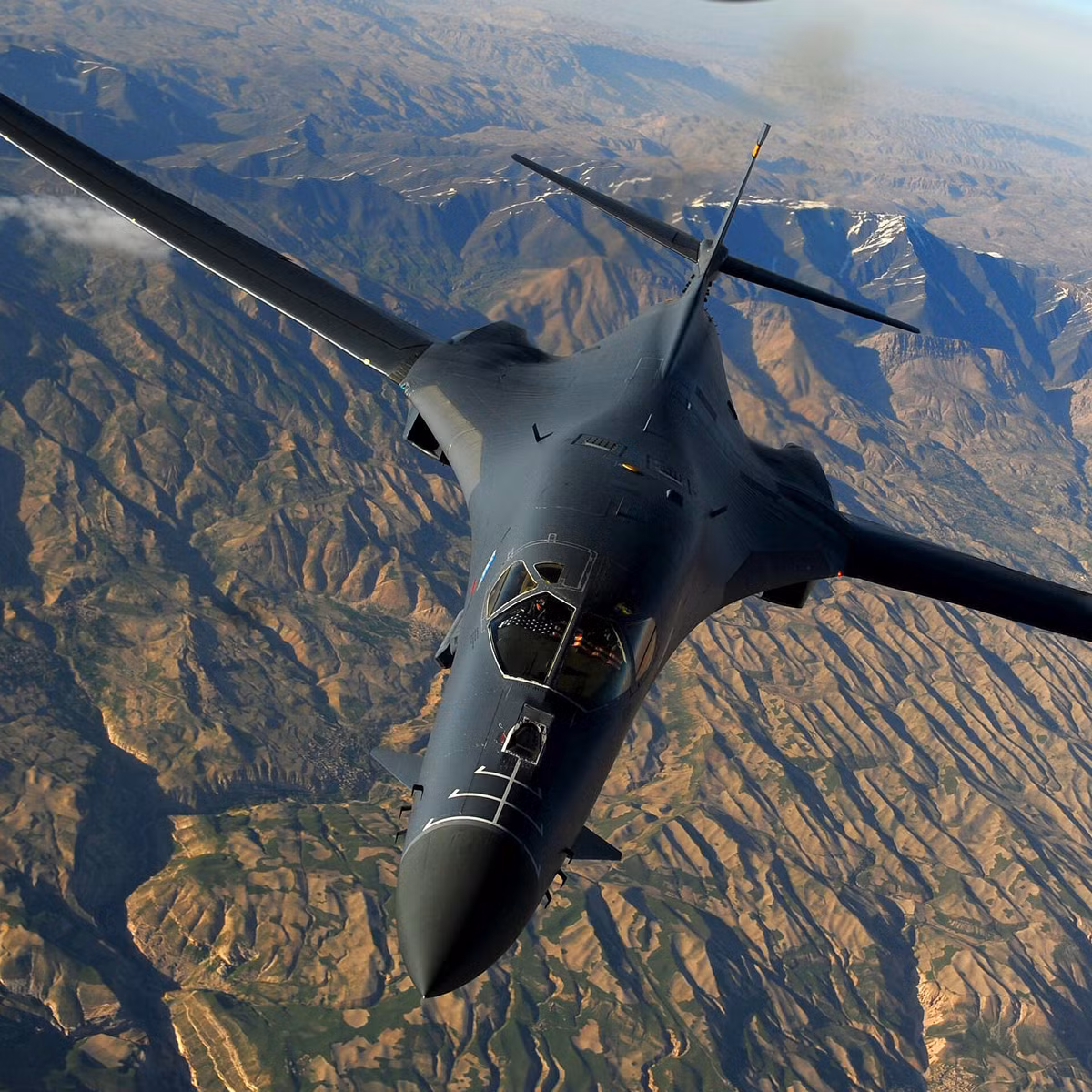 Về thiết kế, B-1B sở hữu một kích thước khổng lồ hơn cả so với bộ 3 của Mỹ, chiều dài thân của nó lên tới 44.5m, sải cánh của nó là 24m khi cụp và khi xoè ra lên tới 41.8m, cùng chiều cao là 10.4m. 