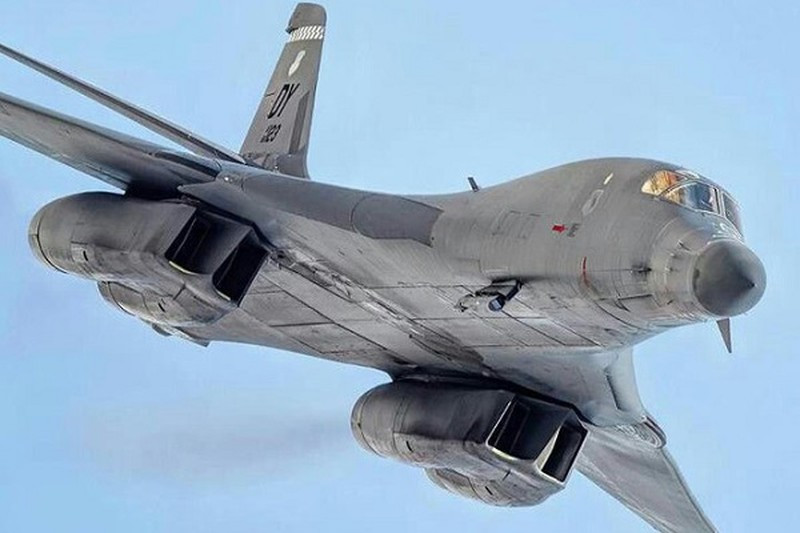 Về lý do được chọn, có thể nói đến việc, B1-B là máy bay ném bom có trọng tải lớn nhất trong bộ 3 oanh tạc cơ của Mỹ. Có sự xuất hiện của tới 57 tấn vũ khí các loại vũ khí trên oanh tạc cơ chiến lược này. Vũ trang này của B-1B là gấp đôi so với 2 oanh tạc cơ còn lại trong bộ 3 là B-52 và B-2 Spirit.