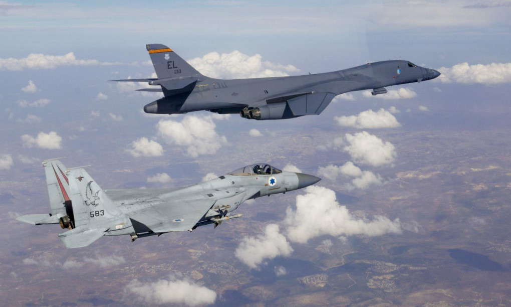 Trong hình ảnh được Không quân Mỹ công bố vừa qua, có thể thấy B-1B Lancer đang nhận sự hộ tống từ tiêm kích hạng nặng F-15 của Không quân Arab Saudi và Không quân Israel.