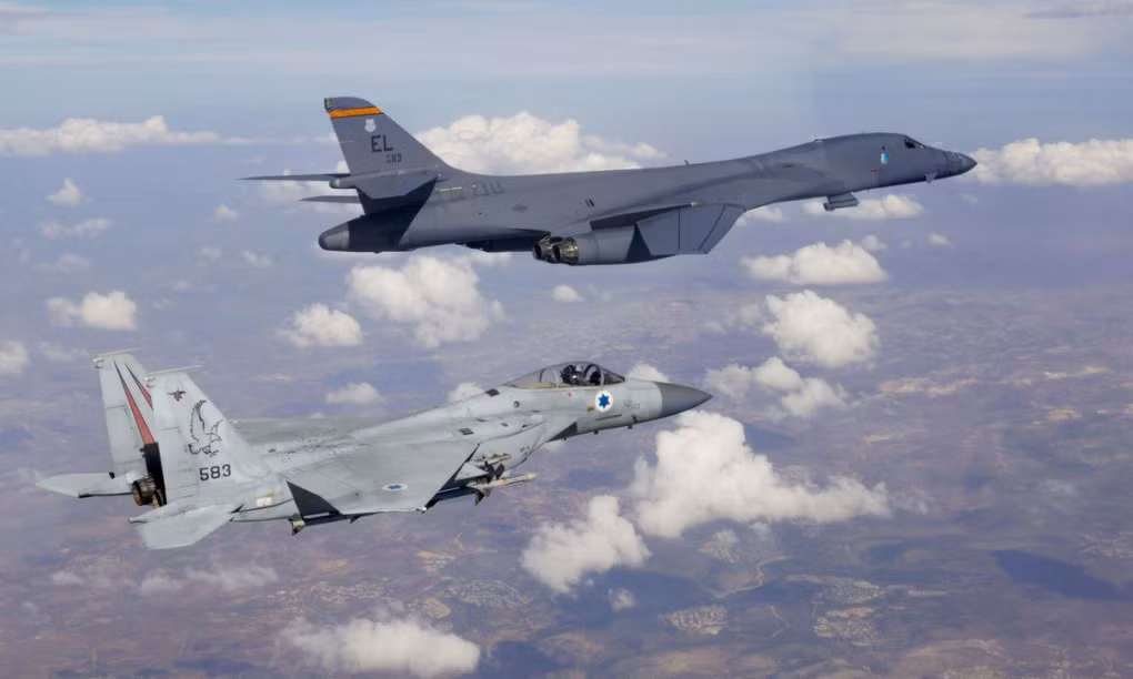 Trong hình ảnh được Không quân Mỹ công bố vừa qua, có thể thấy B-1B Lancer đang nhận sự hộ tống từ tiêm kích hạng nặng F-15 của Không quân Arab Saudi và Không quân Israel.