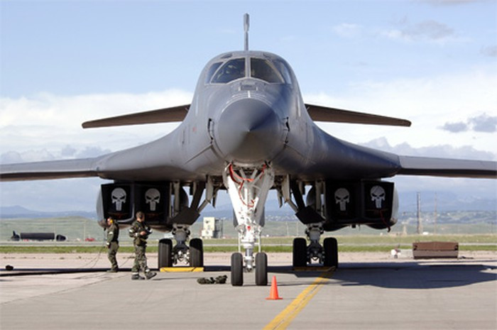 B-1B Lancer được thiết kế là một máy bay ném bom chiến lược hạng nặng siêu thanh của Không quân Mỹ, được phát triển sau cùng bởi Boeing, và là oanh tạc cơ dạng cánh cụp - cánh xoè.