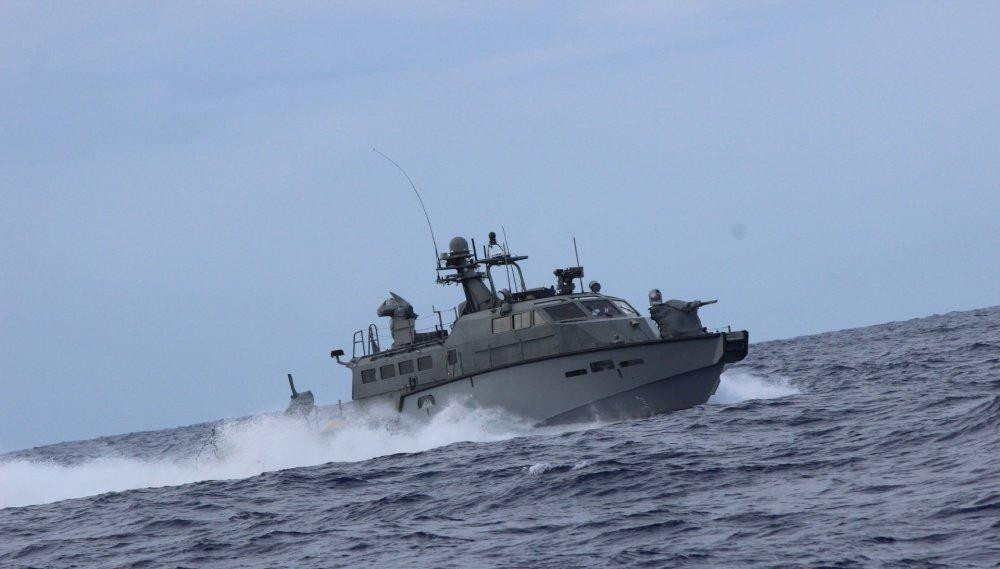 Ngoài trang bị trên các tàu khu trục, tàu tuần dương, tàu tuần tra cao tốc... hệ thống pháo Mk38 còn có thể trang bị trên các tàu đổ bộ và ngay cả hàng không mẫu hạm cũng trang bị loại pháo này. 