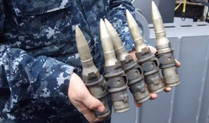 Với những xuồng máy cỡ nhở, chỉ cần loạt đạn 5 viên từ pháo Mk 38 Mod 3 là có thể vô hiệu hóa chúng. 