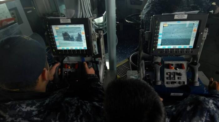 Buồng điều khiển của hệ thống pháo hạm Mk 38 mod 3 khá hiện đại. Xạ thủ sẽ quan sát bằng màn hình và nhấn nút khai hỏa, hệ thống chỉ thị đường đạn sẽ tự động bắn bám mục tiêu.