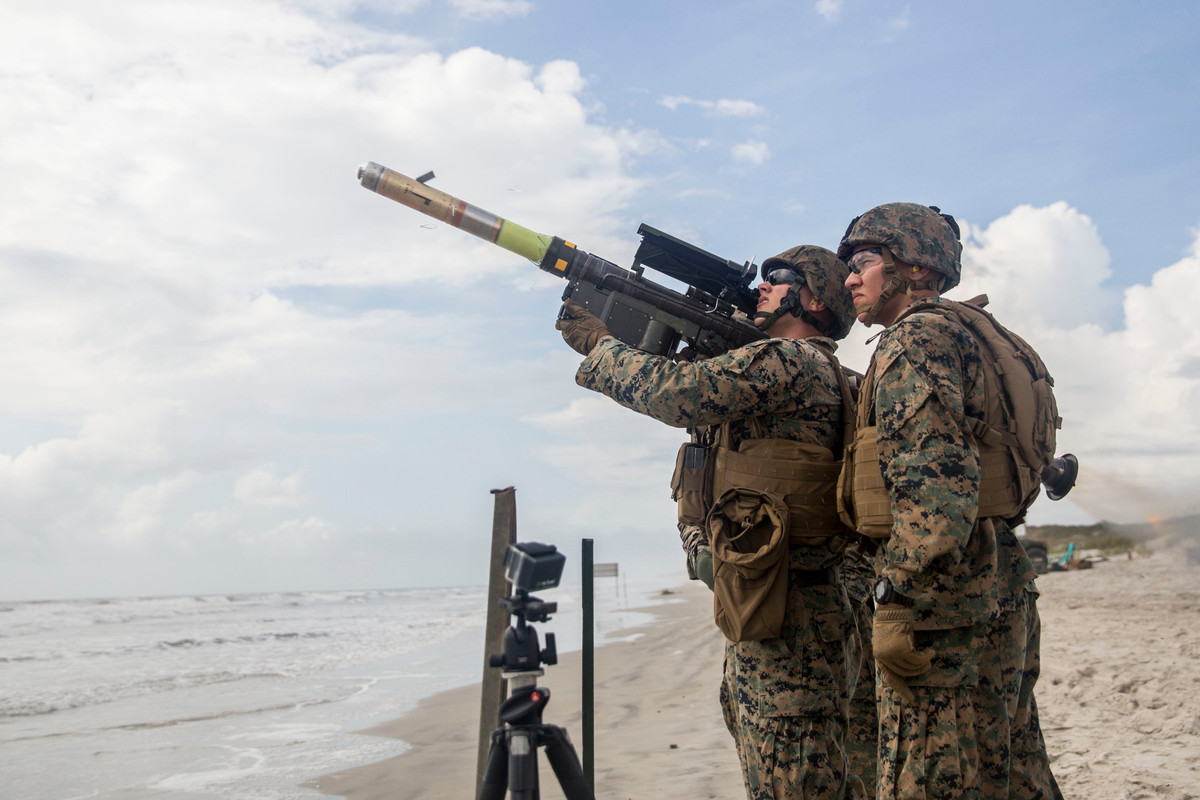 Tên lửa vác vai FIM-92 Stinger là một loại tên lửa đất đối không sử dụng tia hồng ngoại để dẫn đường nổi tiếng của Mỹ, đến nay ước tính đã có khoảng 70.000 hệ thống đã được sản xuất, xuât hiện rộng rãi với hơn 30 quốc gia đang khai thác và sở hữu. Nguồn ảnh: wearethemighthy.com.