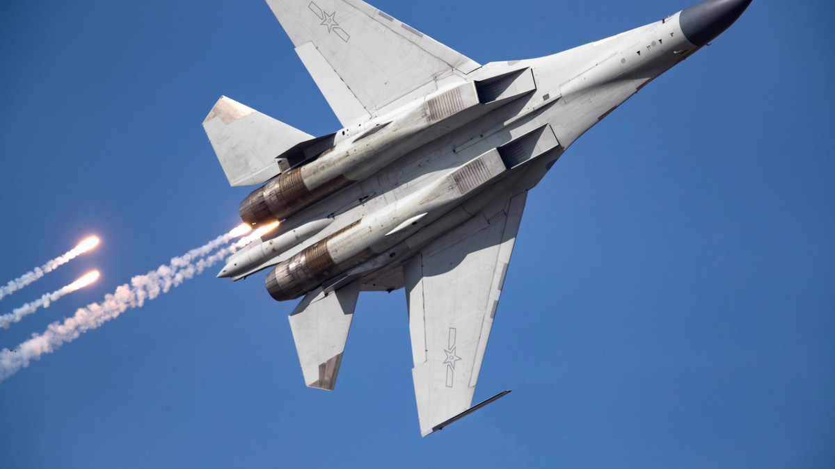 So với J-11 được phát triển như các máy bay chiến đấu hạng nặng nhằm chiếm ưu thế trên không, thì mang trọng trách khác biệt, các tiêm kích đa nhiệm J-16 đã được tạo ra để thực hiện các nhiệm vụ đặc thù khác nhau, và mang khả năng để khởi đầu một cuộc không kích. Nguồn ảnh: Zona - Militar.