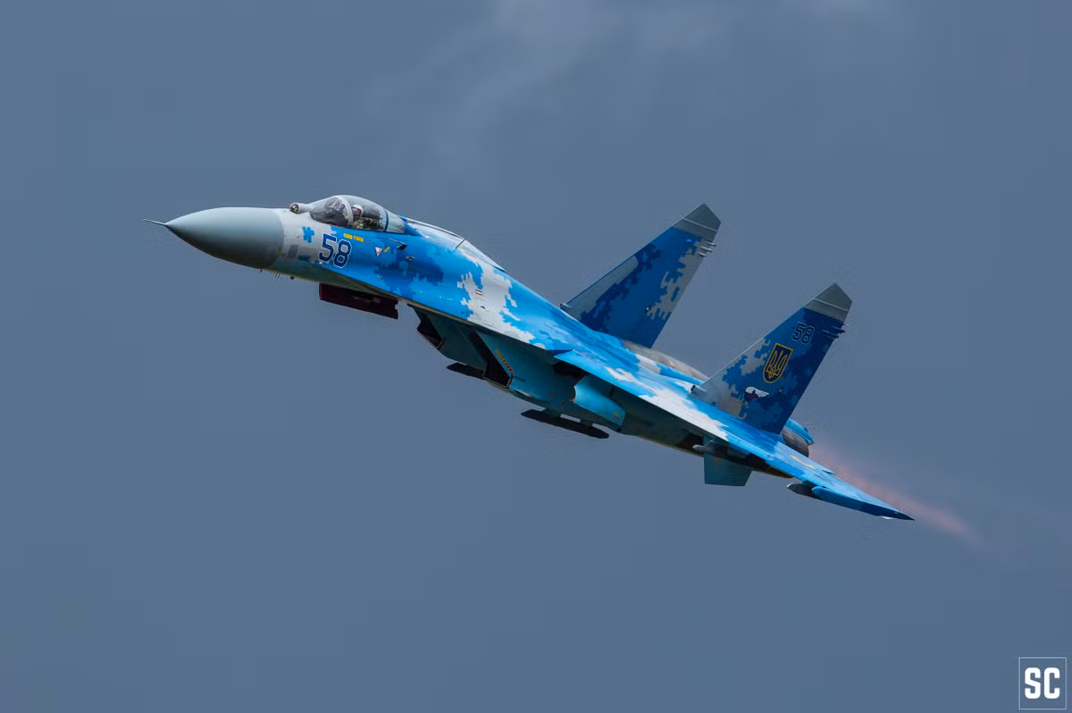 Mẫu chiến đấu cơ J-11 đã được Trung Quốc phát triển như một máy bay chiến đấu hạng nặng, và chúng vẫn giữ được khá nhiều nét dựa trên nền tảng Su-27 của Nga. Nguồn ảnh: pholder.com.