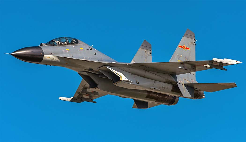 Việc mua các tiêm kích Nga kể trên đã kéo dài đến năm 2015, khi đó, Trung Quốc đã bắt tay vào sản xuất chiếc máy bay phản lực chiến đấu đầu tiên cho mình là mẫu chiến đấu cơ J-11, đây là một bản sao được cấp phép bởi Nga của mẫu Su-27 lúc đó. Nguồn ảnh: airwar.ru.