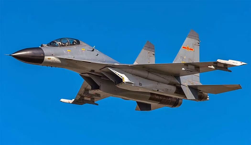 Việc mua các tiêm kích Nga kể trên đã kéo dài đến năm 2015, khi đó, Trung Quốc đã bắt tay vào sản xuất chiếc máy bay phản lực chiến đấu đầu tiên cho mình là mẫu chiến đấu cơ J-11, đây là một bản sao được cấp phép bởi Nga của mẫu Su-27 lúc đó. Nguồn ảnh: airwar.ru.