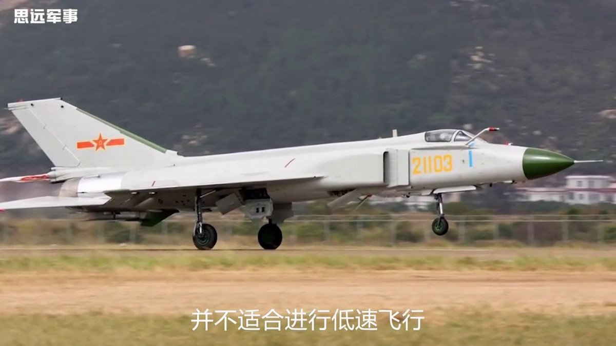 Ví dụ, vào năm 1980, chiếc máy bay chiến đấu nội địa đầu tiên của Trung Quốc là chiếc chiến đấu cơ J-8, chúng cũng được đánh giá rằng, về cơ bản cũng chỉ là một phiên bản thu nhỏ của một trong các mẫu máy bay Liên Xô cũ mà Trung Quốc đã sao chép lại. Nguồn ảnh: airliners.net.