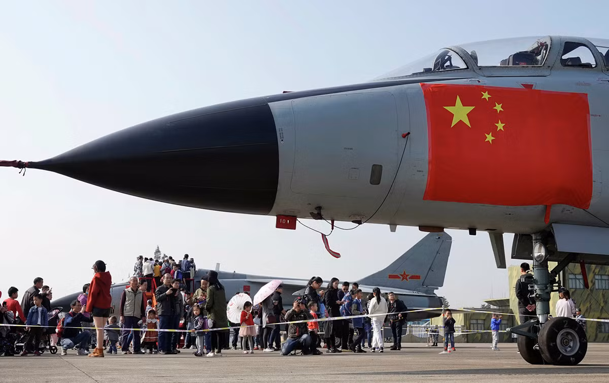 Chi tiết hơn về lực lượng không quân “khổng lồ” này của Trung Quốc, dựa trên báo cáo của Mỹ, trong số 2.550 chiếc máy bay chiến đấu chuyên dụng của nước này, có tới 1.800 chiếc là các chiến đấu cơ, và có khoảng 800 chiếc trong đó được đánh giá là các máy bay chiến đấu phản lực thế hệ thứ 4 của Trung Quốc. Nguồn ảnh: Sputnik.