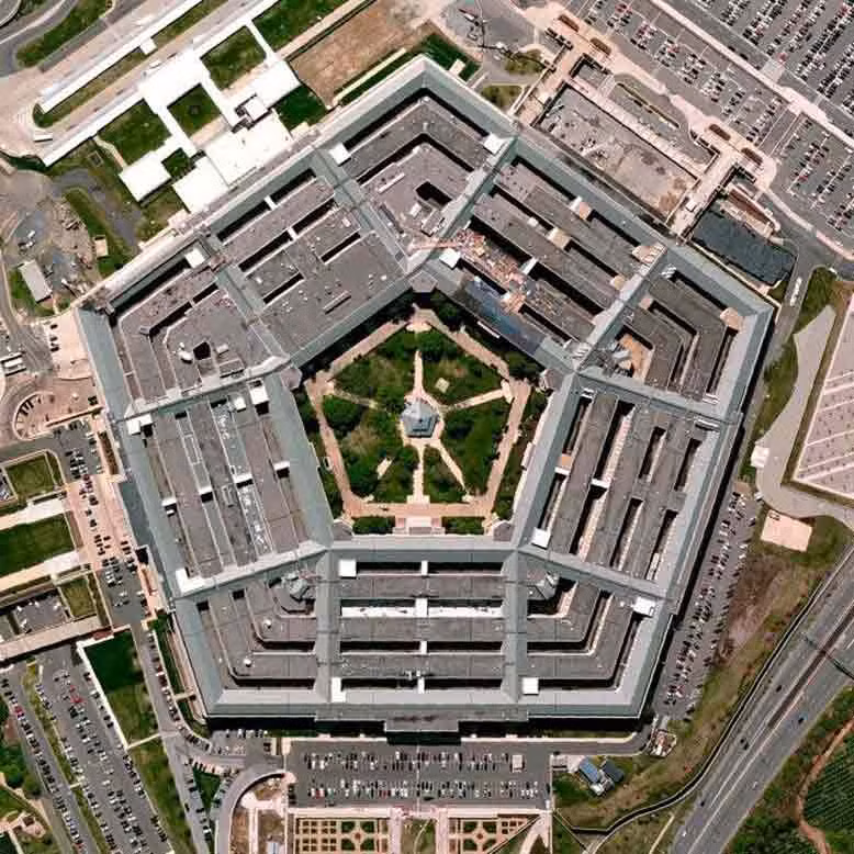 Và kể từ đó đến nay, Lầu Năm Góc đã tính đến khả năng dùng cách tương tự như thế, nhằm mở rộng cơ sở các phương tiện quân sự của mình, liên tục tạo các phương tiện trang bị vũ khí với độ chính xác cao. Nguồn ảnh: QQ.