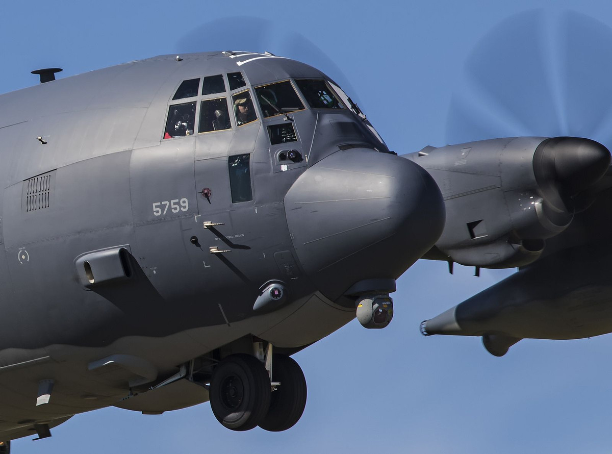 Cùng với sự đồ sộ của mình ở mặt ngoại quan, các “xe tăng bay” MC-130J mang tải trọng cất cánh tối đa lên tới hơn 74 tấn, với sự góp mặt của 5 phi hành đoàn. Nguồn ảnh: Pinterest.