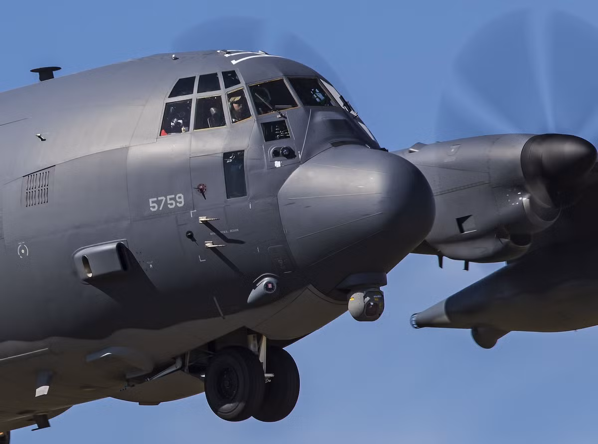 Cùng với sự đồ sộ của mình ở mặt ngoại quan, các “xe tăng bay” MC-130J mang tải trọng cất cánh tối đa lên tới hơn 74 tấn, với sự góp mặt của 5 phi hành đoàn. Nguồn ảnh: Pinterest.