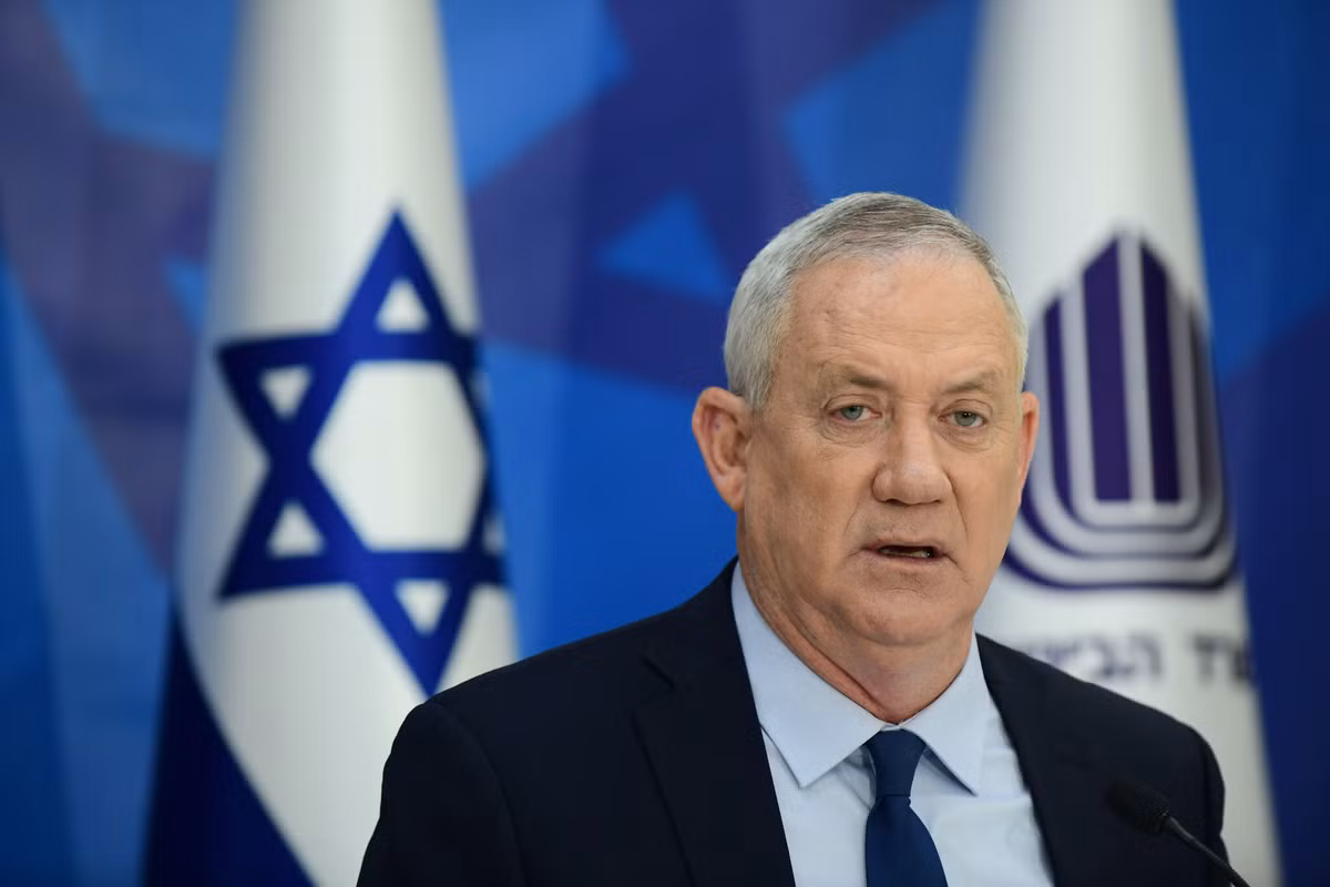 Và theo một phát biểu của Bộ trưởng Bộ Quốc phòng Israel trong một chuyến thăm một nhà máy Công nghiệp Quân sự ở phía Bắc thành phố Shlomi, gần biên giới Liban, ông Benny Gantz nói rằng, Israel đang “làm mọi việc cùng lúc để ngăn chặn chiến tranh – thực hiện các hoạt động, truyển tải thông điệp, ngăn chặn các thế lực được xây dựng lên”.