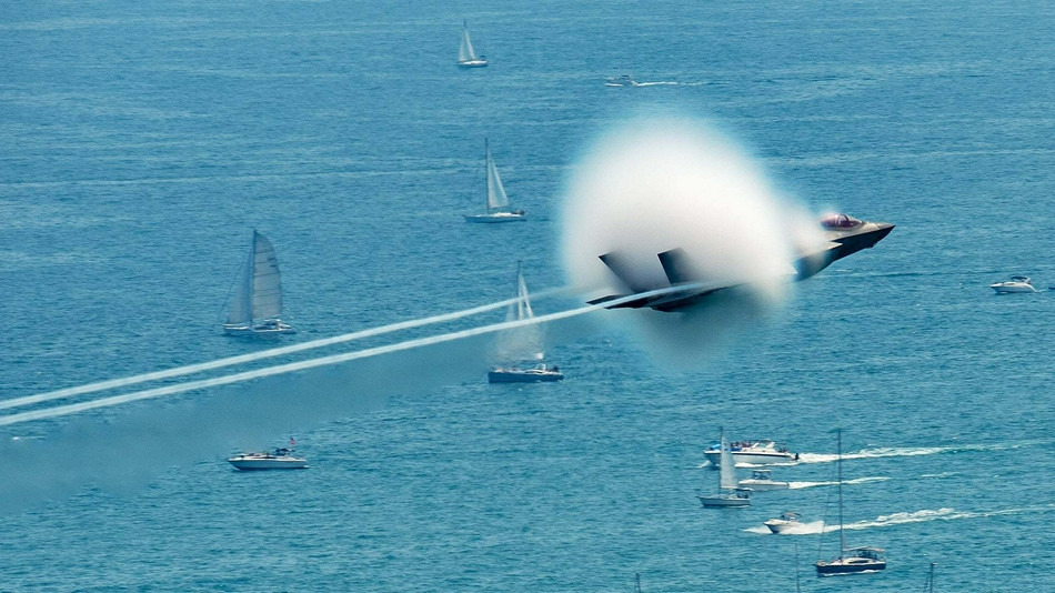 Sau đó, với sự chênh lệch áp suất xuất hiện giữa phần đầu và mũi, chúng ta sẽ thấy đám mây hình nón bay theo tiêm kích F-35, với độ trễ do quá trình ngưng tụ và bay hơi không khí. 