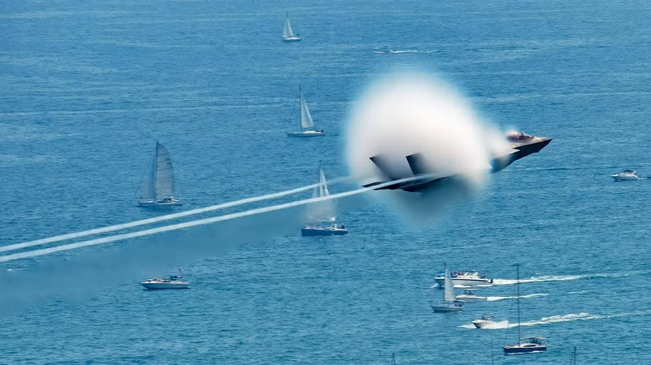 Sau đó, với sự chênh lệch áp suất xuất hiện giữa phần đầu và mũi, chúng ta sẽ thấy đám mây hình nón bay theo tiêm kích F-35, với độ trễ do quá trình ngưng tụ và bay hơi không khí. 