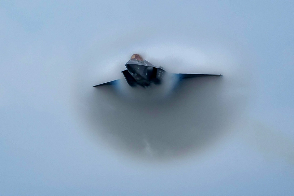 Hình ảnh tuyệt đẹp và rõ nét, cho chúng ta thấy cận cảnh cảnh tượng khi F-35 phá vỡ bức tường âm thanh, lao ra khỏi đám mây hình nón.