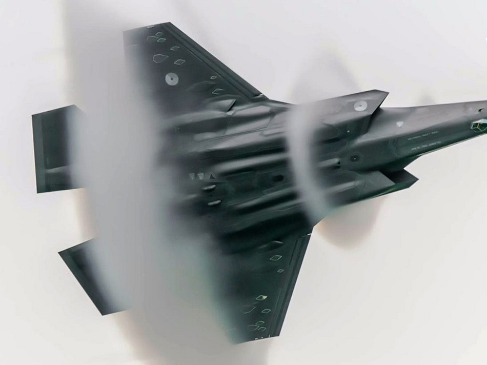 Đây là một hiện tượng thay đổi áp suất trong vùng nón Mach khi tiêm kích này chuyển động với tốc độ siêu thanh, hiện tượng này sẽ tạo ra một đám mây hình nón song song với chiếc chiến đấu cơ F-35.