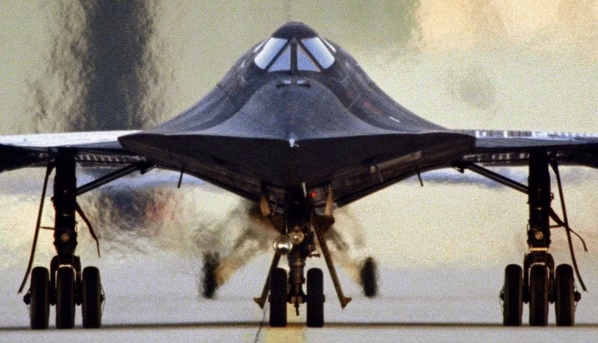 Lockheed SR-71 có chiều dài thân là 32,74m với sải cánh 16,94m và tầm bay tối đa là 5.925km. Trần bay của SR-71 cũng rất cao khi đạt gần 30.000m.