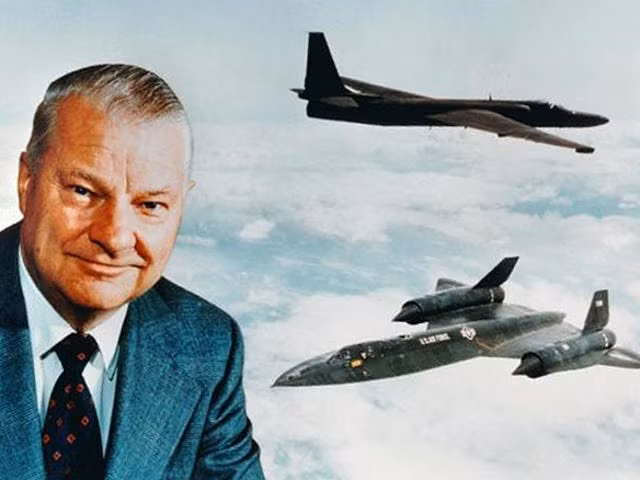 Clarence "Kelly" Johnson là người chịu trách nhiệm về nhiều khái niệm tiên tiến trong thiết kế, và chiếc SR-71 là một trong những máy bay đầu tiên được tạo dáng để giảm thiểu mặt cắt radar, cho dù tín hiệu radar của nó vẫn có thể phát hiện được bởi các hệ thống radar hiện đại, không giống như những kiểu máy bay tàng hình sau này.