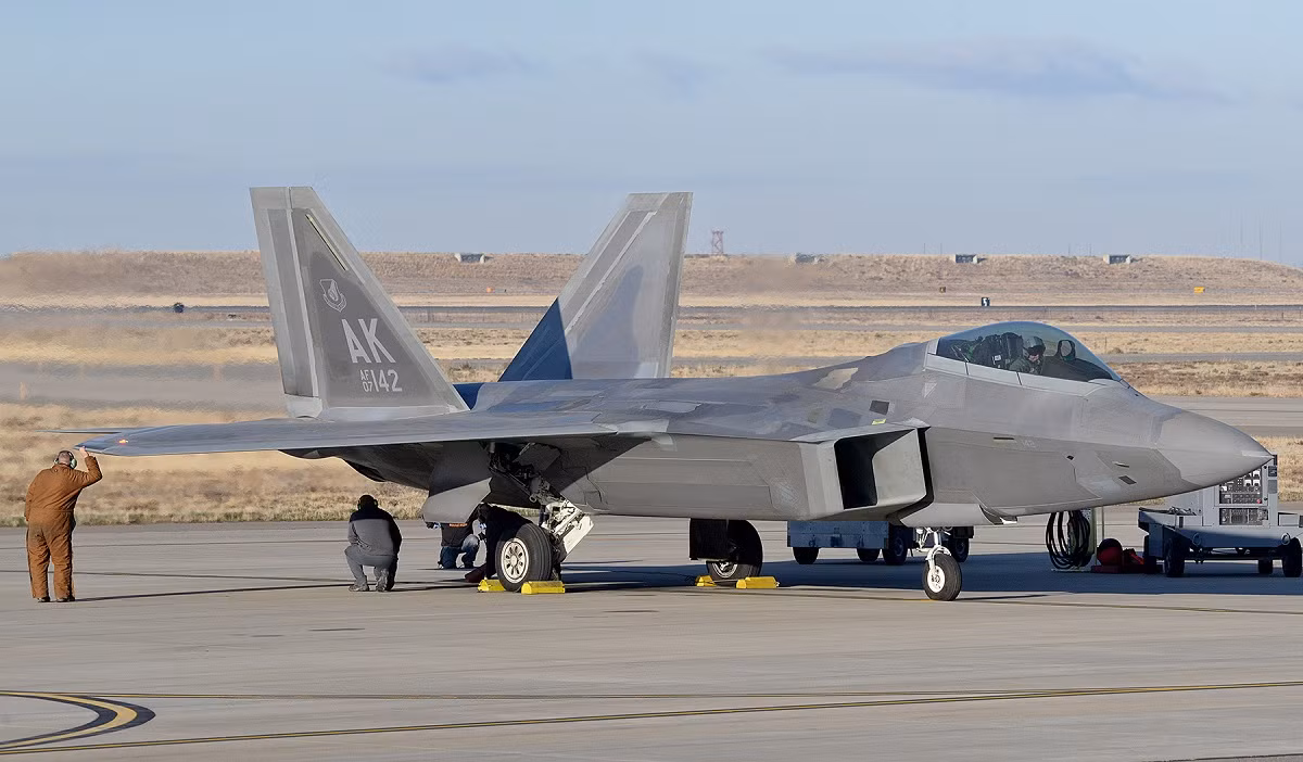 Đối với chiếc tiêm kích F-22 Raptor này, nó đòi hỏi một phi hành đoàn mặt đất một sự chú ý cao độ trong từng chi tiết và độ kiên nhẫn cao.