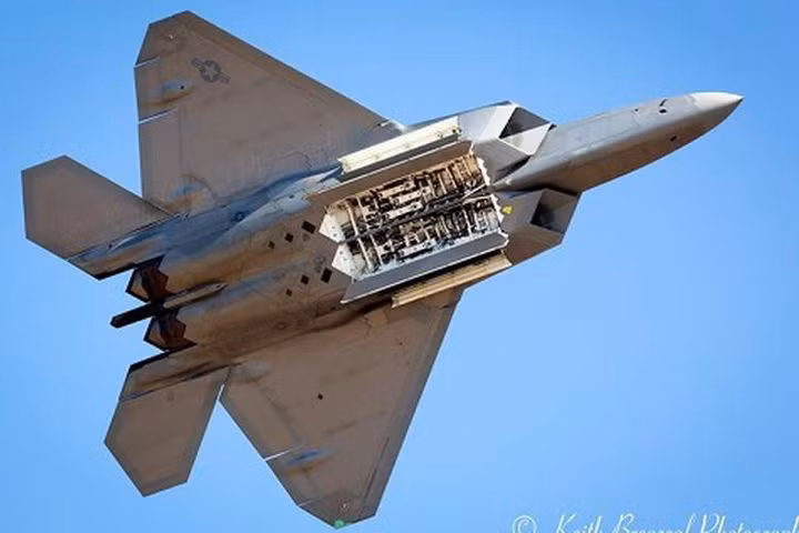Chiếc F-22 Raptor cũng rất mạnh trong việc tấn công ở các chế độ không đối không và không đối đất. Sở hữu cho mình những loại tên lửa và bom tiên tiến cũng như hoả lực mạnh giúp nó trở nên “đáng gờm” như pháo M612A cỡ nòng 20mm. 