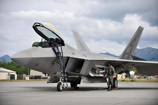 Tiêm kích F-22 Raptor sở hữu chiều dài thân là 18,9m và sải cánh là 13,6m. Chiều cao của nó là 5,1m và trọng lượng cất cánh tối đa là khoảng 38.000kg.