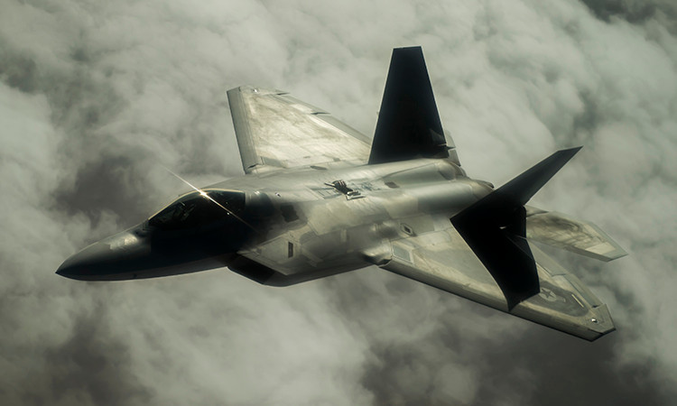 Giá thành của chiếc tiêm kích F-22 Raptor là hơn 400 triệu USD/ chiếc, biến nó thành chiếc tiêm kích đắt nhất thế giới. Và Mỹ cũng là quốc gia duy nhất sở hữu chiếc tiêm kích tàng hình này.